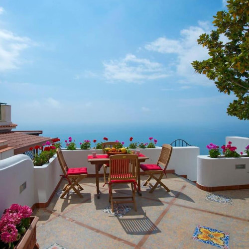 Hotel Holidays Dream à Praiano avec terrasse fleurie et vue imprenable sur la mer Méditerranée.