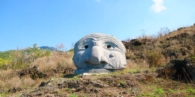 Installation artistique sur les pentes du Vésuve dans un paysage volcanique.