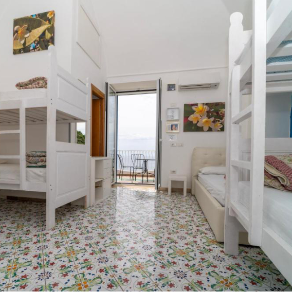 Chambre partagée du Hostel Brikette à Positano avec balcon vue mer.