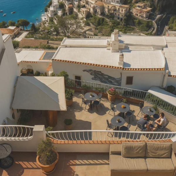 Espace extérieur du Hostel Brikette à Positano avec terrasse et vue sur la côte.
