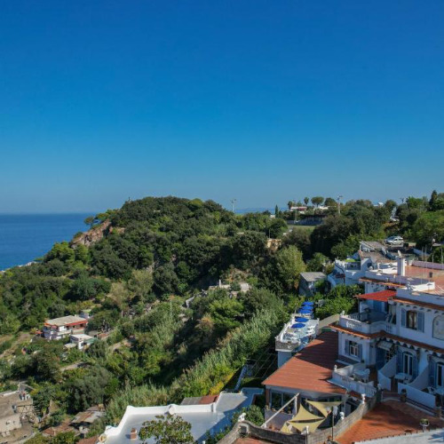 Vue panoramique de la résidence face à la mer.