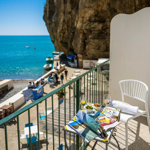 Vue imprenable sur la mer et les falaises depuis un balcon privé de l'Hôtel Alfonso a Mare.