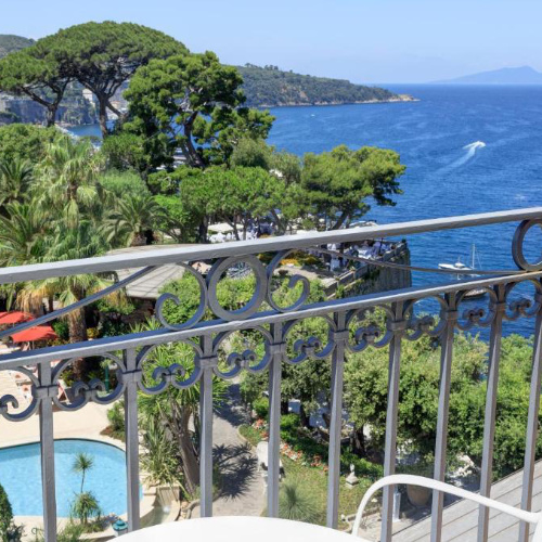 Balcon de l’Hotel Ambasciatori à Sorrente avec vue sur la mer et les jardins.