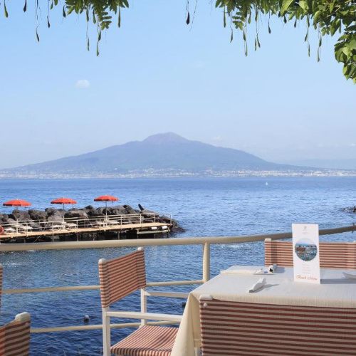Restaurant de l’Hotel Ambasciatori à Sorrente avec vue sur le Vésuve.