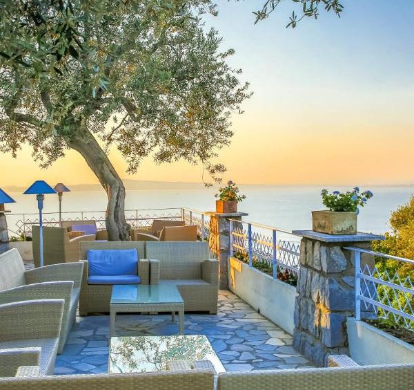 Terrasse panoramique du Grand Hotel Aminta à Sorrente avec vue sur la mer et le golfe de Naples.