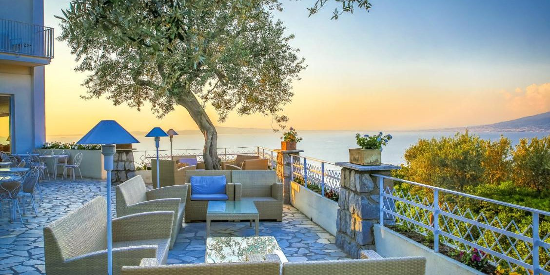 Terrasse panoramique du Grand Hotel Aminta à Sorrente avec vue sur la mer et le golfe de Naples.