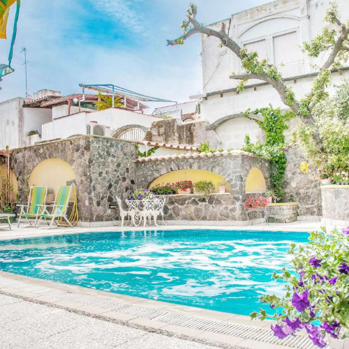 Piscine et coin détente à l'Hôtel Annabelle Ischia.