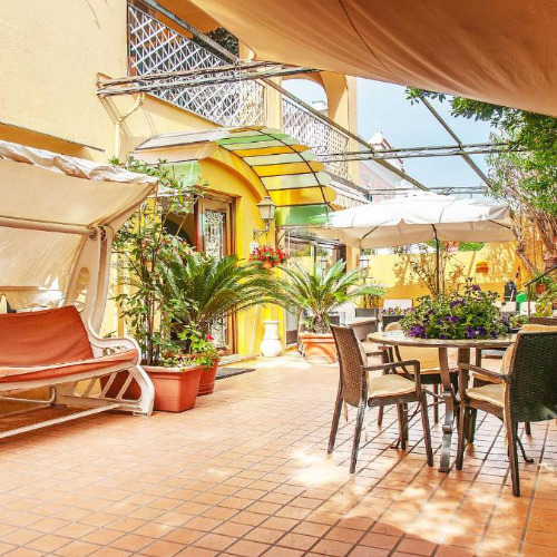 Terrasse fleurie et ombragée à l'Hôtel Annabelle Ischia.