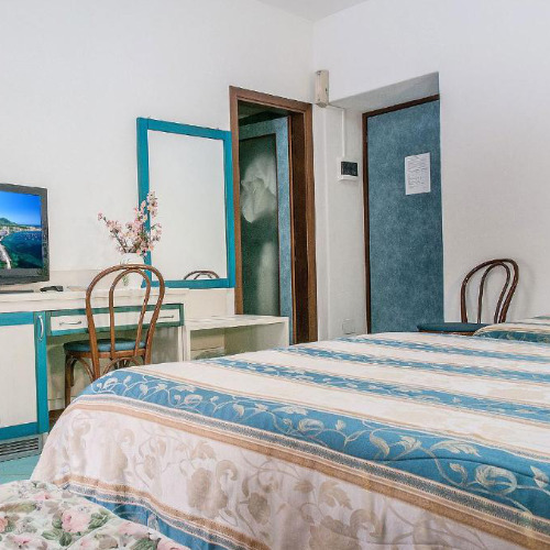 Chambre classique décorée de bleu à l'Hôtel Annabelle Ischia.