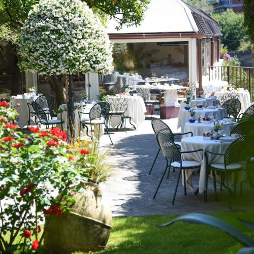 Piscine d’hôtel à Sorrente avec transats, cocktails et jardin méditerranéen.