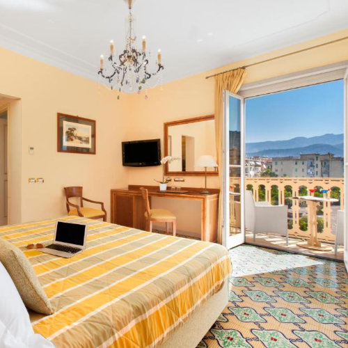 Chambre lumineuse à Sorrente avec balcon, lit double et vue sur les collines.