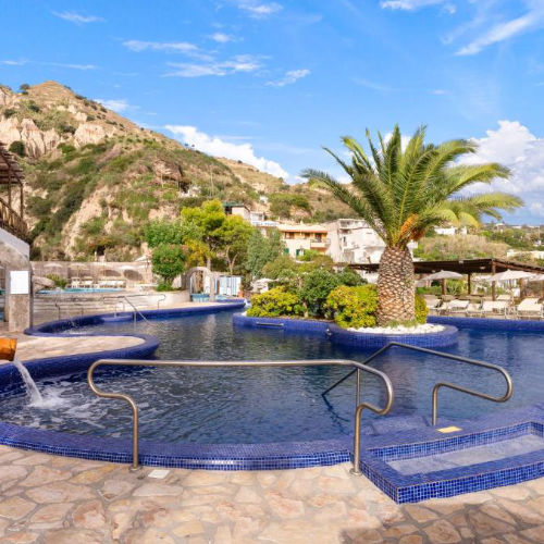 Grande piscine extérieure de l'Hôtel Apollon au pied des collines d'Ischia.