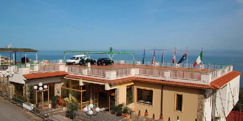 Hôtel avec parking à Sorrente avec terrasse panoramique et vue sur la mer.
