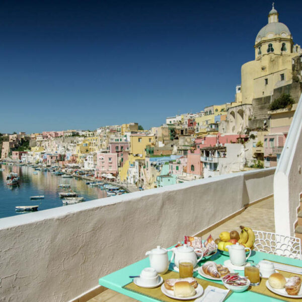 Terrasse de petit déjeuner avec vue imprenable sur le port et l'église de Procida, Campanie.