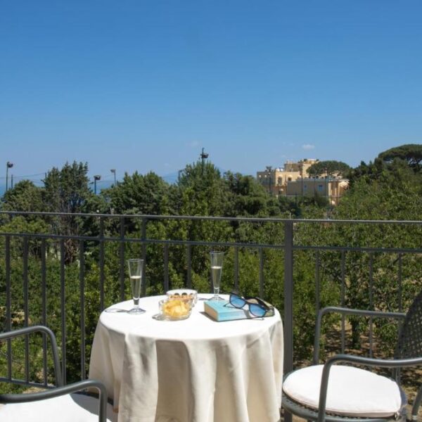 Table pour deux sur un balcon de l'Hôtel Bellavista à Anacapri avec vue sur le paysage côtier.