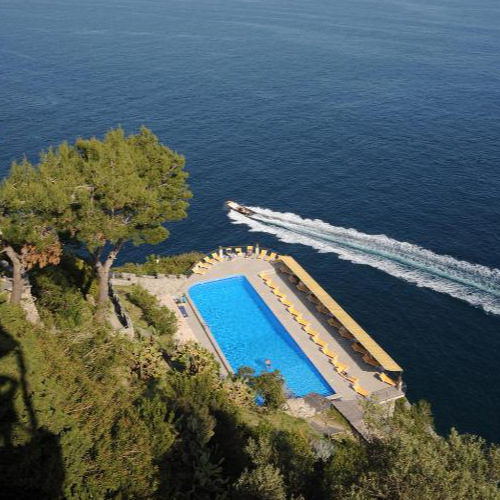 Piscine de l'Hôtel Belvedere située sur une falaise face à la mer à Conca dei Marini.