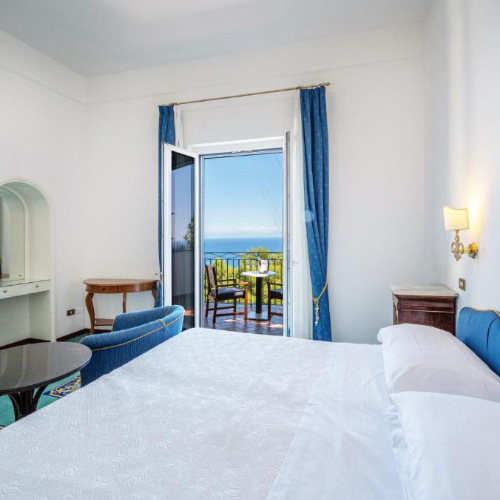 Chambre élégante avec balcon privatif et vue mer à l'Hôtel Belvedere.