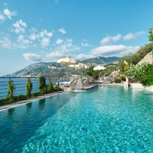 Piscine à débordement avec vue panoramique sur la mer et la côte à l'Hôtel Botanico.