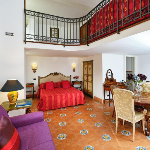 Suite de luxe avec décoration classique, mezzanine et carrelage traditionnel à Maiori.