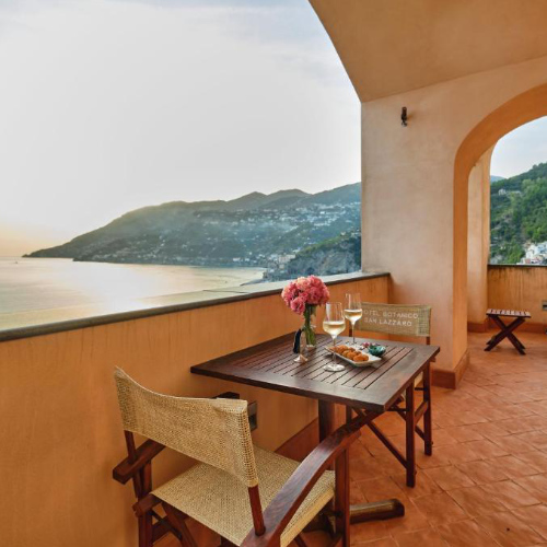 Apéritif au coucher du soleil sur une terrasse privée dominant la mer à Maiori.