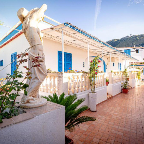 Terrasse et façade de l'Hôtel Casa Adolfo.