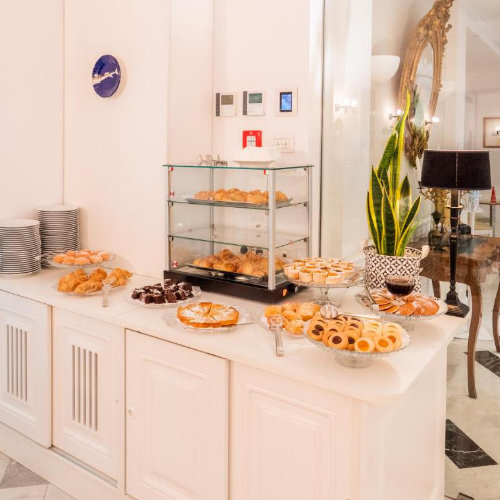 Buffet du petit-déjeuner de l’Hotel Central à Sorrente avec viennoiseries, gâteaux et pâtisseries.