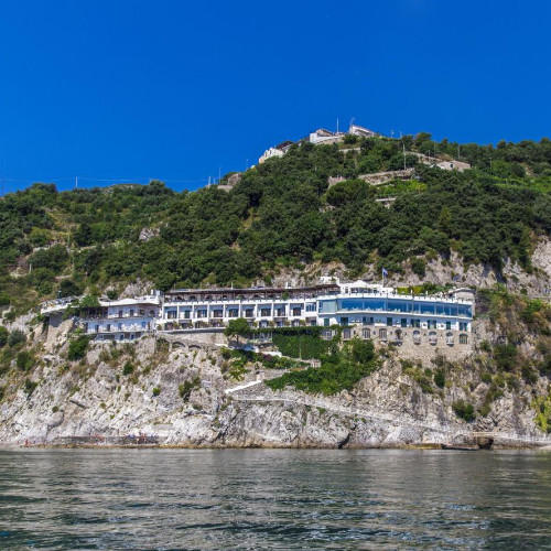 L'Hôtel Cetus niché dans la falaise surplombant la mer à Cetara sur la Côte Amalfitaine.