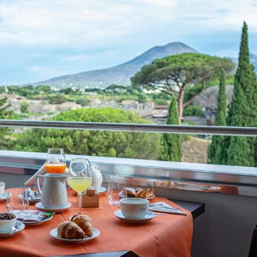Petit-déjeuner en terrasse avec vue sur le Vésuve à l'Hôtel del Sole.