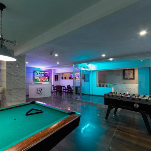 Salle de jeux avec billard et baby-foot à l'Hôtel del Sole.