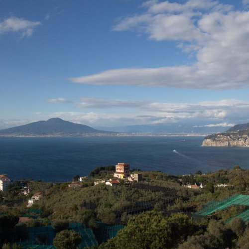 Vue panoramique depuis l’hôtel avec golfe de Naples, Vésuve et côte de Sorrente.