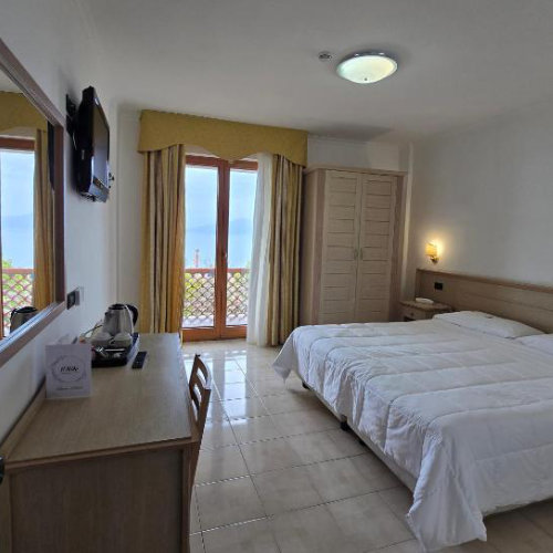 Chambre d’hôtel à Sorrente avec balcon, lit double et vue sur la mer.