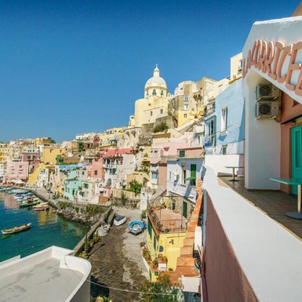 Panorama sur Marina Corricella depuis la terrasse de l'Hôtel La Corricella à Procida.