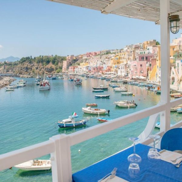 Le restaurant de l'Hôtel La Corricella offre une vue imprenable sur le port de l'île.