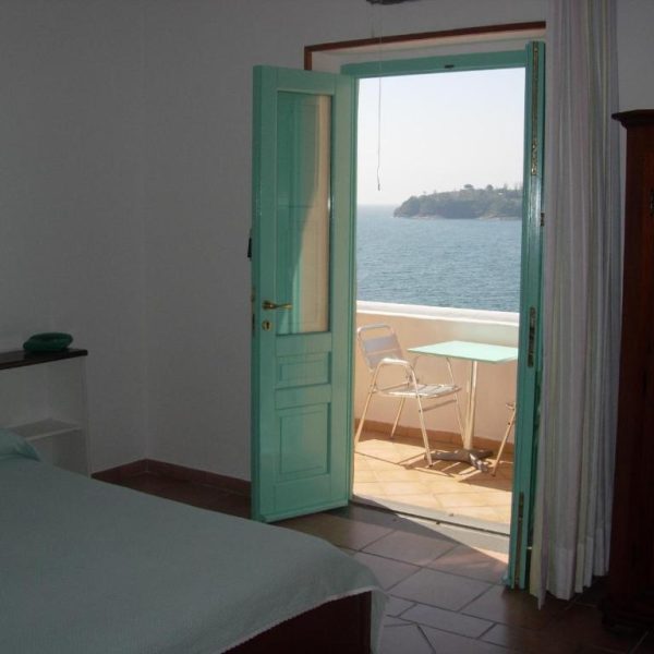 Chambre avec balcon privé et vue mer panoramique à l'Hôtel La Corricella de Procida.