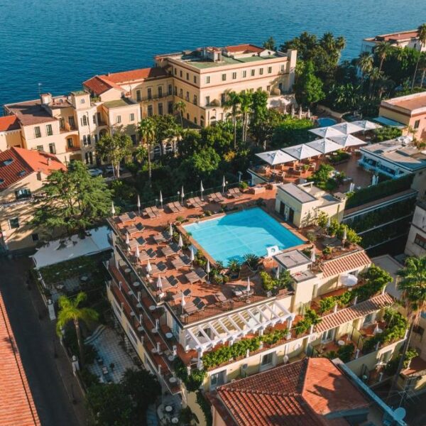 Vue aérienne de l’Hôtel Bristol à Sorrente avec piscine, terrasses et jardin près du golfe.