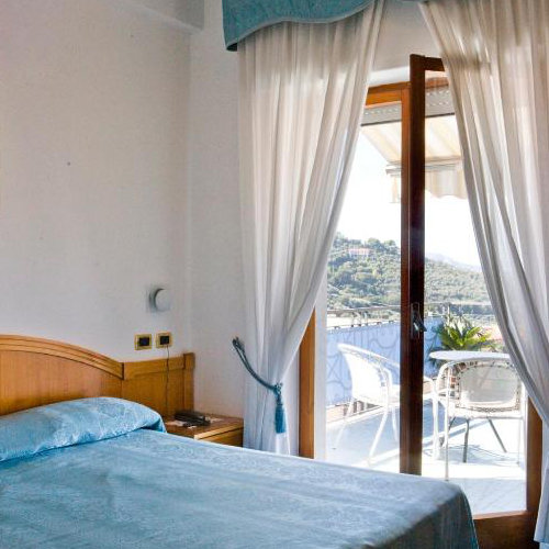 Chambre de l’Hotel La Primavera à Massa Lubrense avec balcon et vue sur la mer.