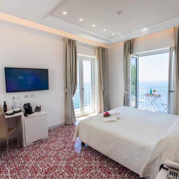 Chambre élégante avec balcon et vue mer à Hotel Le Rocce à Agerola.