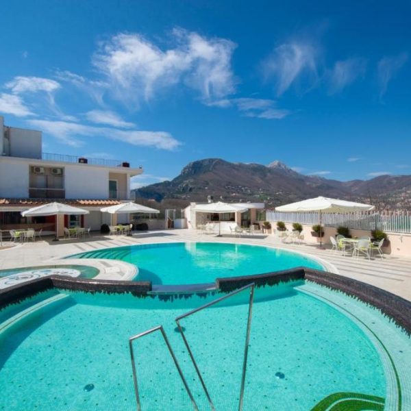 Piscine panoramique de Hotel Le Rocce à Agerola avec vue sur les montagnes et la Côte Amalfitaine.
