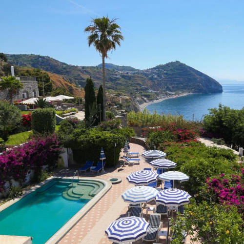 Piscine avec vue panoramique sur la mer à l'Hôtel Loreley.