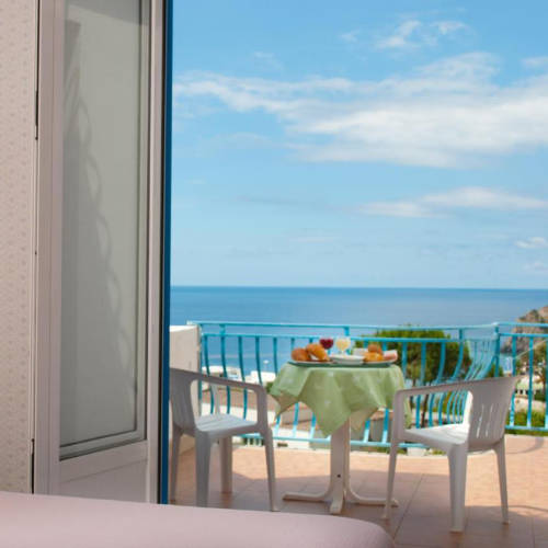 Petit-déjeuner en terrasse face à la mer à l'Hôtel Loreley.
