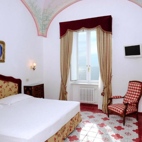 Chambre classique de l’Hotel Luna Convento à Amalfi avec vue sur la mer.