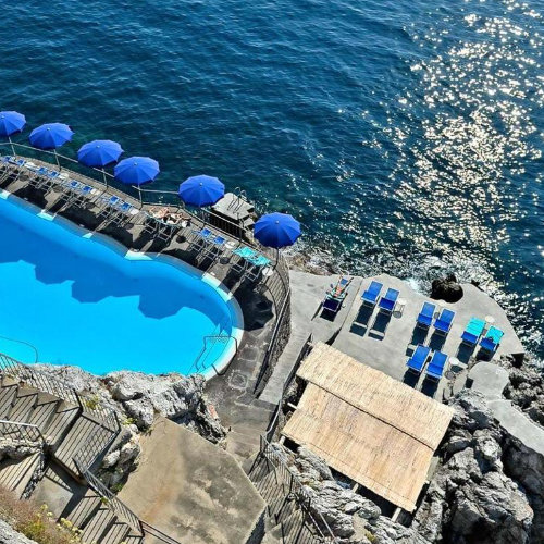 Piscine panoramique de l’Hotel Luna Convento à Amalfi au bord de la mer.