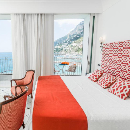 Chambre lumineuse avec balcon offrant une vue spectaculaire sur la côte d'Amalfi.