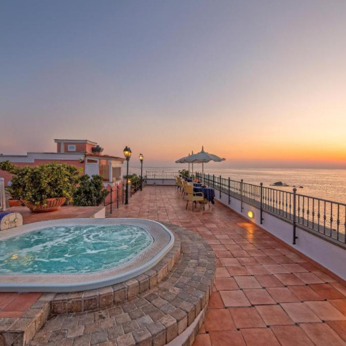 Terrasse avec jacuzzi et vue mer à l'Hôtel Nettuno.