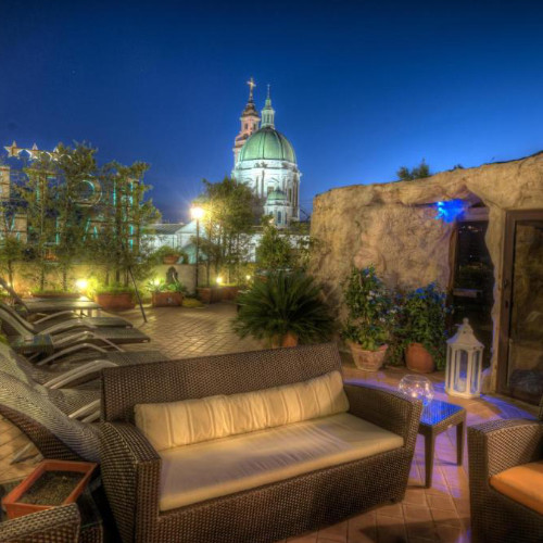 Terrasse sur le toit de l'Hôtel Palma avec vue nocturne sur le Sanctuaire de Pompéi.