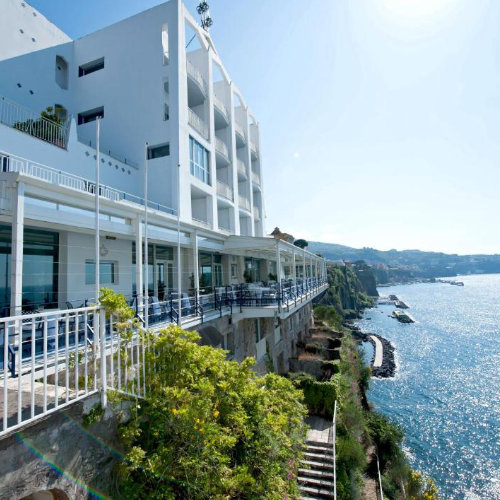 Hotel Parco dei Principi à Sorrente avec terrasse panoramique et vue sur la mer.