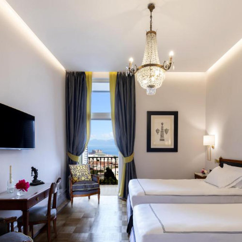 Chambre élégante du Grand Hotel Parker’s à Naples avec balcon et vue sur la mer.