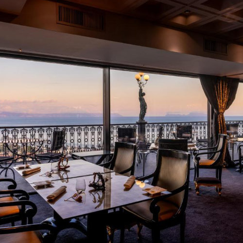 Restaurant du Grand Hotel Parker’s à Naples avec vue panoramique sur la baie.
