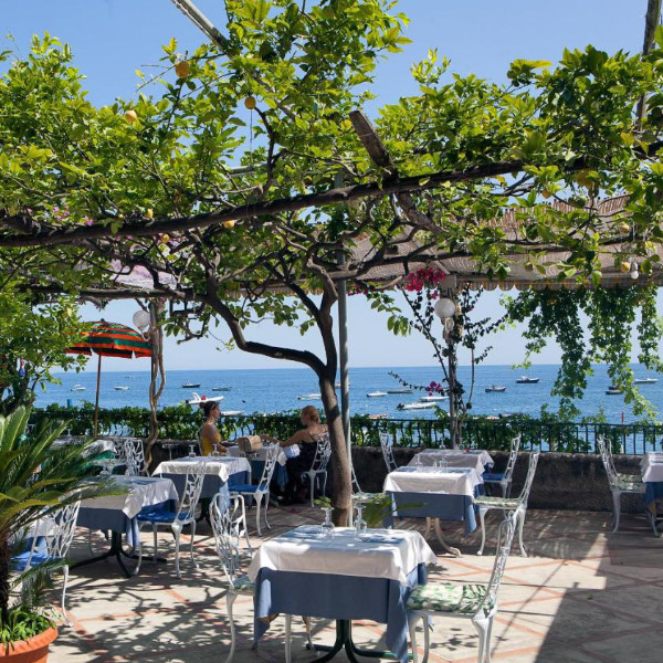 Terrasse du restaurant de l’Hotel Pupetto à Positano avec vue sur la mer.