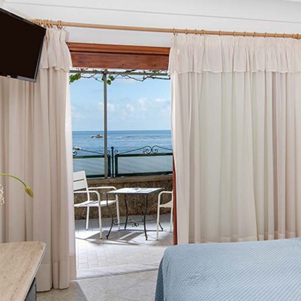 Chambre de l’Hotel Pupetto à Positano avec balcon face à la mer.